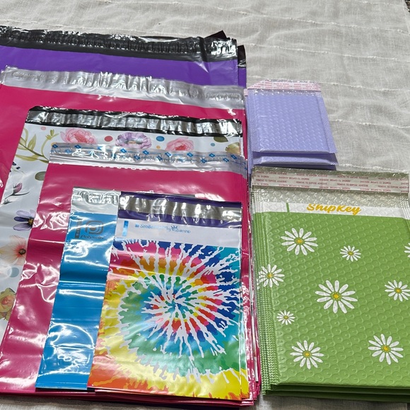 100 Piece Bundle of Poly Mailers & Bubble Mailers Assorted Sizes & Colors NWOT - Picture 5 of 12